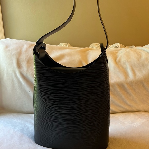 Louis Vuitton - Picture 1 of 11